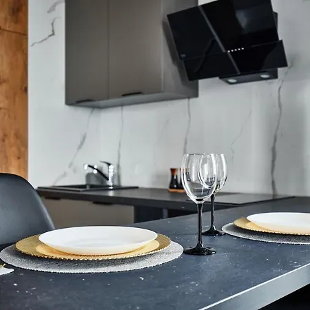 Apartment Prymasa Tysiaclecia 83a
